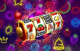 inle slot Myanmar ကစားသမား mobile ဖုန်းဖြင့် online slot game reels spin နေသောမြင်ကွင်း